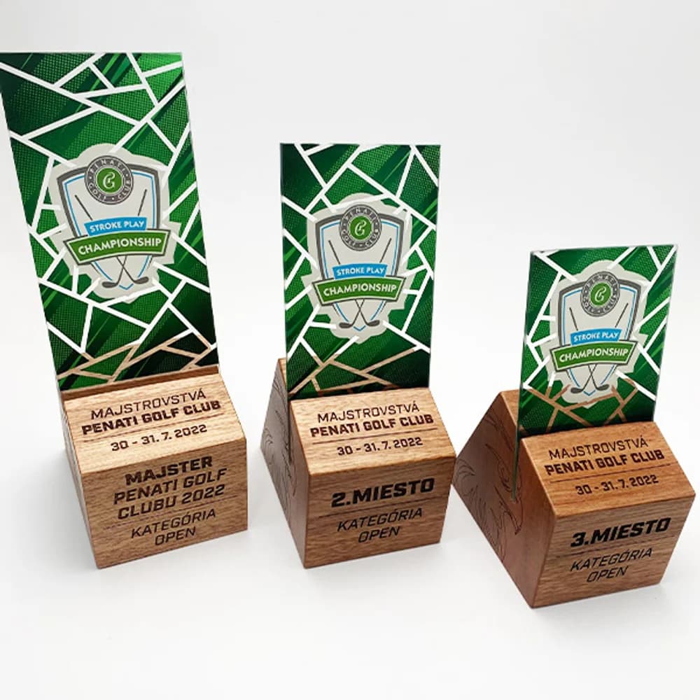 Drevená trofej kocka s plexi