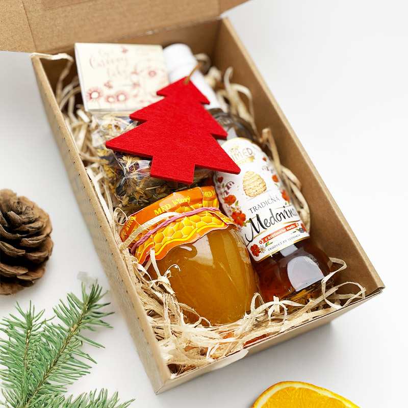 Objednajte si náš exkluzívny vianočný medový box plný lahodných darčekov pre vašich obchodných partnerov a priateľov za skvelé ceny a personalizáciou na mieru.